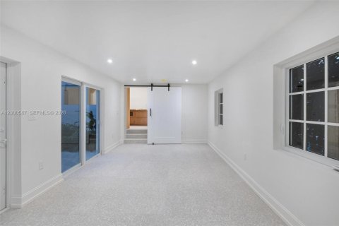 Villa ou maison à vendre à Coral Gables, Floride: 3 chambres, 211.17 m2 № 2069088 - photo 17