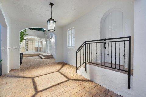 Villa ou maison à vendre à Coral Gables, Floride: 3 chambres, 211.17 m2 № 2069088 - photo 5