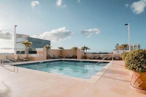 Apartamento en alquiler en Miami, Florida, 2 dormitorios, 94.2 m2 № 1998114 - foto 27