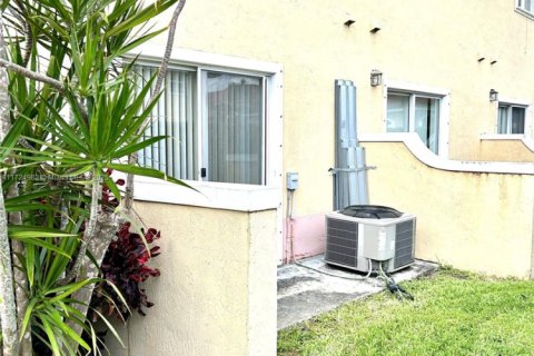 Adosado en venta en North Miami Beach, Florida, 3 dormitorios, 109.81 m2 № 1860267 - foto 25