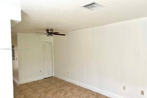 Adosado en venta en North Miami Beach, Florida, 3 dormitorios, 109.81 m2 № 1860267 - foto 11