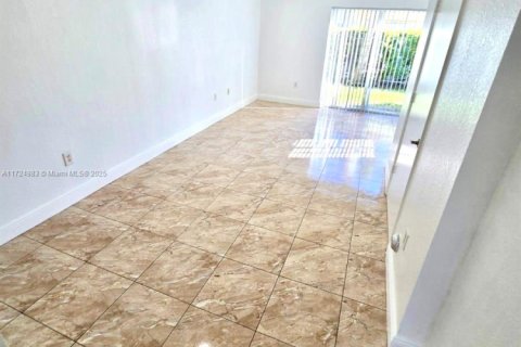 Adosado en venta en North Miami Beach, Florida, 3 dormitorios, 109.81 m2 № 1860267 - foto 4