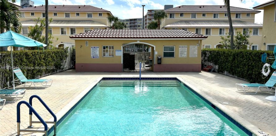 Adosado en North Miami Beach, Florida 3 dormitorios, 109.81 m2 № 1860267