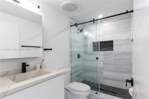 House in Hollywood, Florida 5 bedrooms, 220.46 sq.m. № 1954344 - photo 25