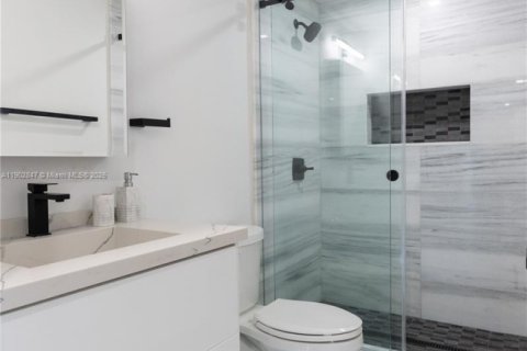 House in Hollywood, Florida 5 bedrooms, 220.46 sq.m. № 1954344 - photo 26