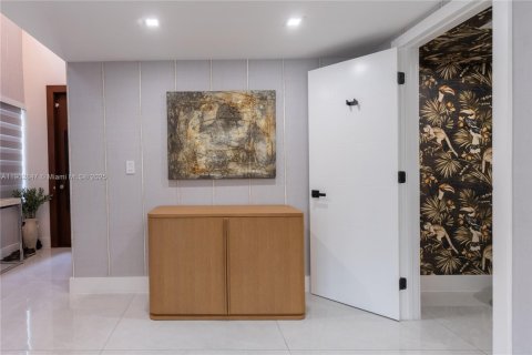 House in Hollywood, Florida 5 bedrooms, 220.46 sq.m. № 1954344 - photo 17