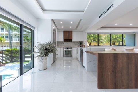 House in Hollywood, Florida 5 bedrooms, 220.46 sq.m. № 1954344 - photo 4