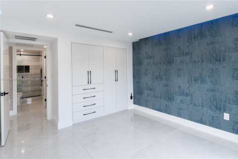 House in Hollywood, Florida 5 bedrooms, 220.46 sq.m. № 1954344 - photo 27