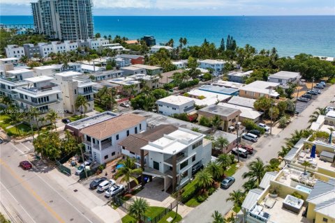 House in Hollywood, Florida 5 bedrooms, 220.46 sq.m. № 1954344 - photo 1