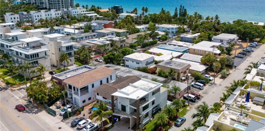 House in Hollywood, Florida 5 bedrooms, 220.46 sq.m. № 1954344