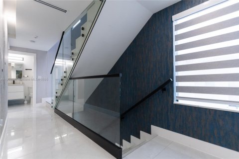 House in Hollywood, Florida 5 bedrooms, 220.46 sq.m. № 1954344 - photo 21