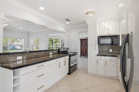 Villa ou maison à louer à Saint Petersburg, Floride: 4 chambres, 177.54 m2 № 2425687 - photo 10