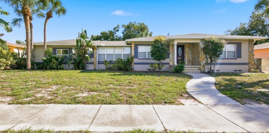 Villa ou maison à Saint Petersburg, Floride 4 chambres, 177.54 m2 № 2425687