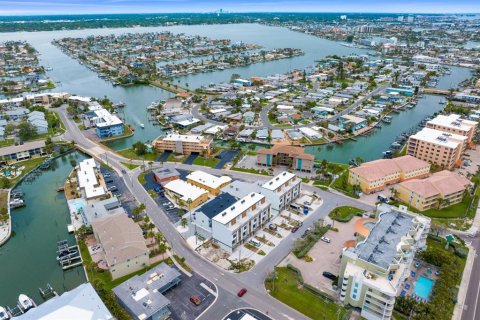 Adosado en venta en Treasure Island, Florida, 5 dormitorios, 244.7 m2 № 1822875 - foto 2