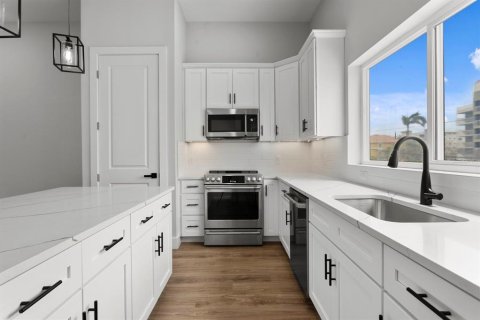 Adosado en venta en Treasure Island, Florida, 5 dormitorios, 244.7 m2 № 1822875 - foto 16