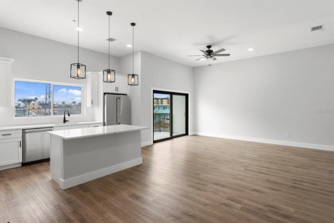 Adosado en venta en Treasure Island, Florida, 5 dormitorios, 244.7 m2 № 1822875 - foto 17