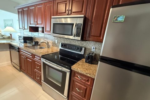 Condo in Miami Beach, Florida  № 1977739 - photo 8