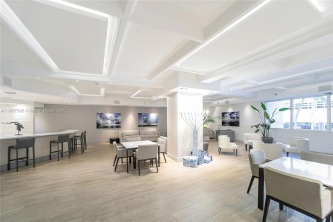 Condo in Miami Beach, Florida  № 1977739 - photo 19