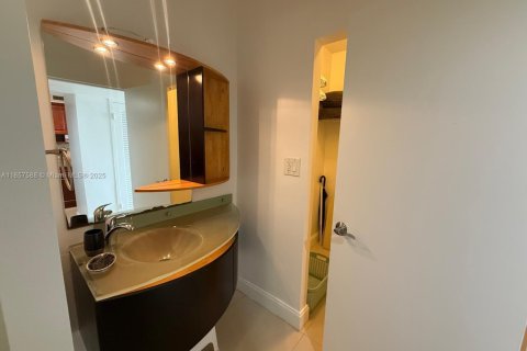 Condo in Miami Beach, Florida  № 1977739 - photo 12