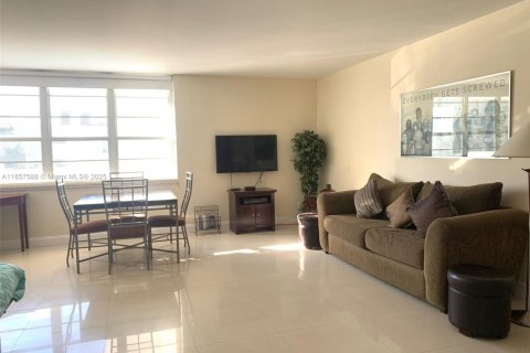 Condo in Miami Beach, Florida  № 1977739 - photo 1