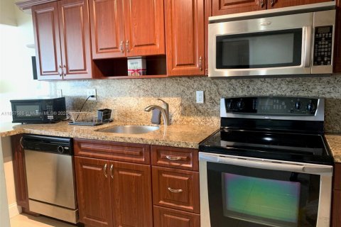 Condo in Miami Beach, Florida  № 1977739 - photo 6