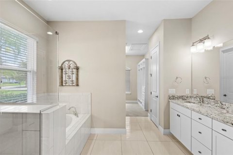 House in Sorrento, Florida 4 bedrooms, 246.75 sq.m. № 1736575 - photo 18