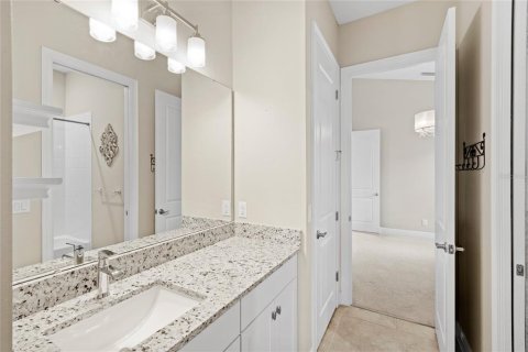 House in Sorrento, Florida 4 bedrooms, 246.75 sq.m. № 1736575 - photo 28