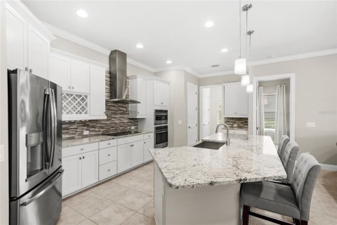 House in Sorrento, Florida 4 bedrooms, 246.75 sq.m. № 1736575 - photo 6