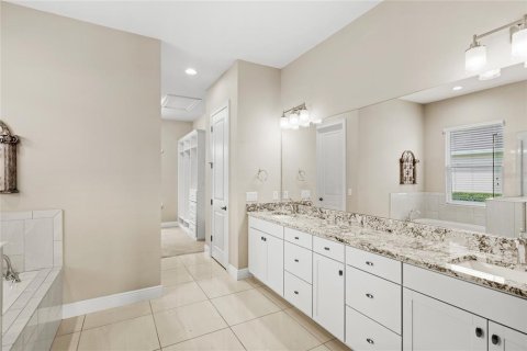 House in Sorrento, Florida 4 bedrooms, 246.75 sq.m. № 1736575 - photo 17