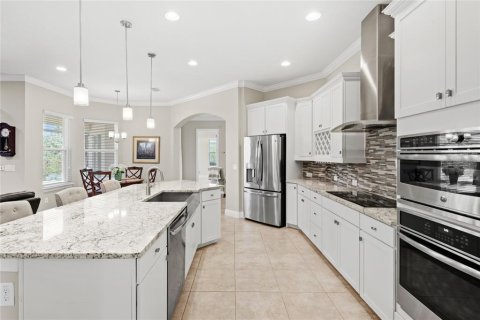 House in Sorrento, Florida 4 bedrooms, 246.75 sq.m. № 1736575 - photo 8