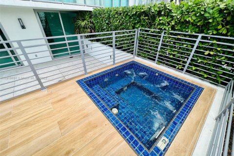 Condominio en Sunny Isles Beach, Florida, 2 dormitorios  № 1975684