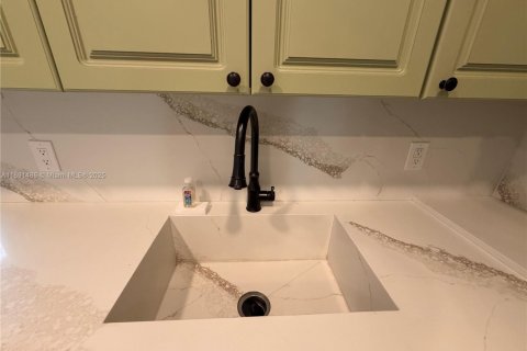 Casa en alquiler en Miami, Florida, 5 dormitorios, 183.39 m2 № 2012905 - foto 14