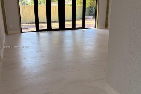 Casa en alquiler en Miami, Florida, 5 dormitorios, 183.39 m2 № 2012905 - foto 16