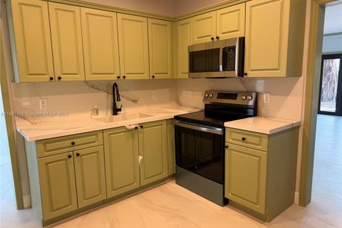 Casa en alquiler en Miami, Florida, 5 dormitorios, 183.39 m2 № 2012905 - foto 11