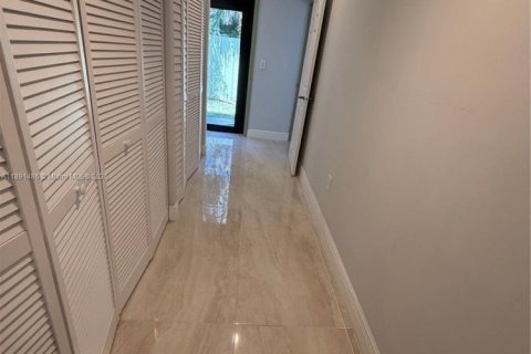 Casa en alquiler en Miami, Florida, 5 dormitorios, 183.39 m2 № 2012905 - foto 22