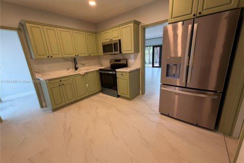 Casa en alquiler en Miami, Florida, 5 dormitorios, 183.39 m2 № 2012905 - foto 10