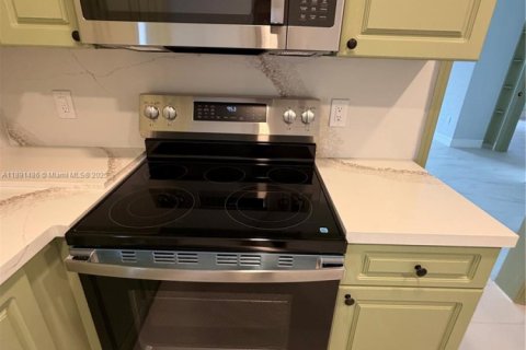 Casa en alquiler en Miami, Florida, 5 dormitorios, 183.39 m2 № 2012905 - foto 12