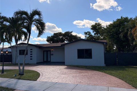 Casa en alquiler en Miami, Florida, 5 dormitorios, 183.39 m2 № 2012905 - foto 2