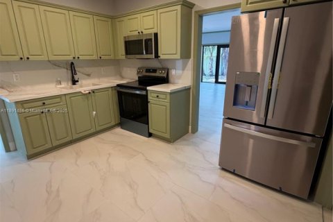 Casa en alquiler en Miami, Florida, 5 dormitorios, 183.39 m2 № 2012905 - foto 15