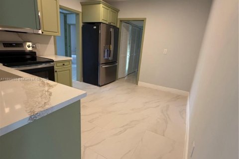 Casa en alquiler en Miami, Florida, 5 dormitorios, 183.39 m2 № 2012905 - foto 13