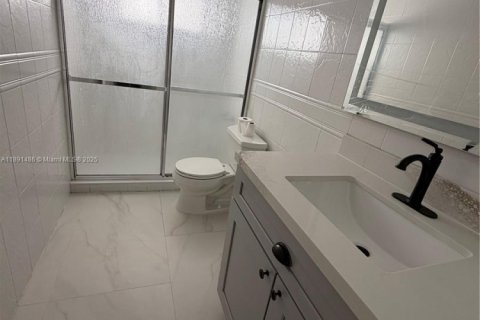 Casa en alquiler en Miami, Florida, 5 dormitorios, 183.39 m2 № 2012905 - foto 23