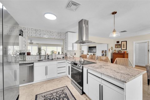 House in Lauderdale-by-the-Sea, Florida 2 bedrooms, 171.22 sq.m. № 1921088 - photo 10