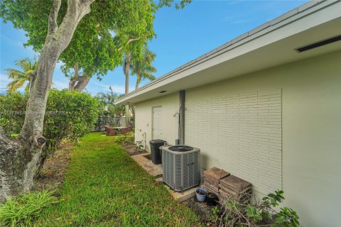 House in Lauderdale-by-the-Sea, Florida 2 bedrooms, 171.22 sq.m. № 1921088 - photo 27