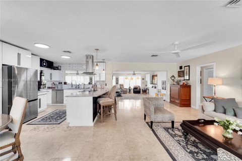 House in Lauderdale-by-the-Sea, Florida 2 bedrooms, 171.22 sq.m. № 1921088 - photo 6