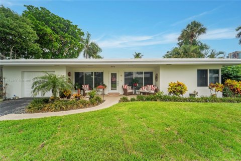 House in Lauderdale-by-the-Sea, Florida 2 bedrooms, 171.22 sq.m. № 1921088 - photo 1
