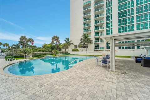House in Lauderdale-by-the-Sea, Florida 2 bedrooms, 171.22 sq.m. № 1921088 - photo 28