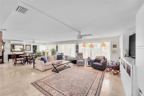 House in Lauderdale-by-the-Sea, Florida 2 bedrooms, 171.22 sq.m. № 1921088 - photo 8