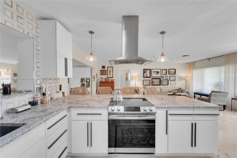 House in Lauderdale-by-the-Sea, Florida 2 bedrooms, 171.22 sq.m. № 1921088 - photo 11