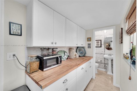 House in Lauderdale-by-the-Sea, Florida 2 bedrooms, 171.22 sq.m. № 1921088 - photo 12
