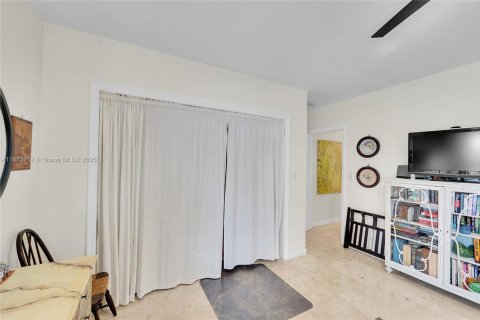 House in Lauderdale-by-the-Sea, Florida 2 bedrooms, 171.22 sq.m. № 1921088 - photo 17